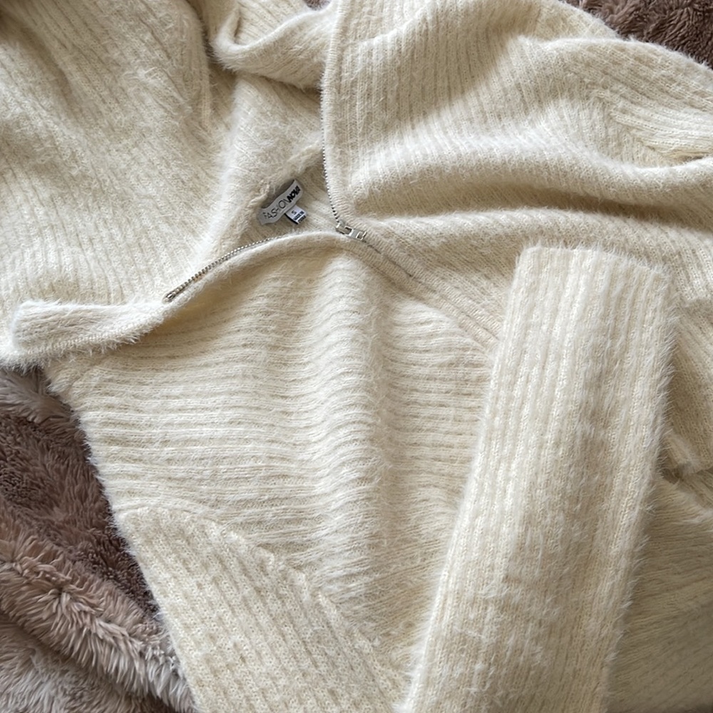 Extremely soft, slightly cropped sweater with hood - Picture 3 of 4